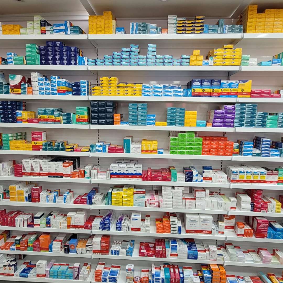 Farmacêutica atendendo cliente com atenção e cuidado