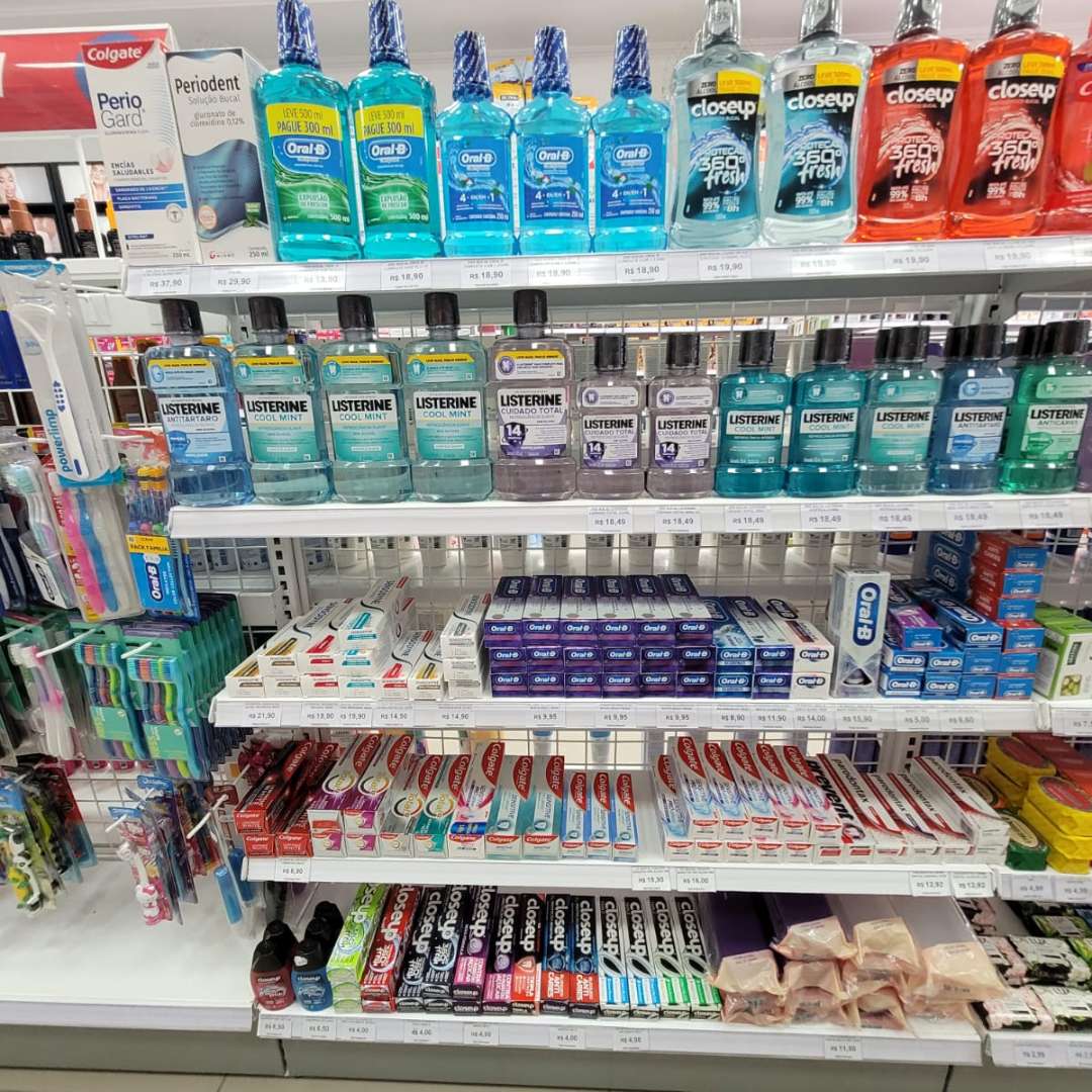 Corredor com ampla variedade de produtos de saúde e bem-estar