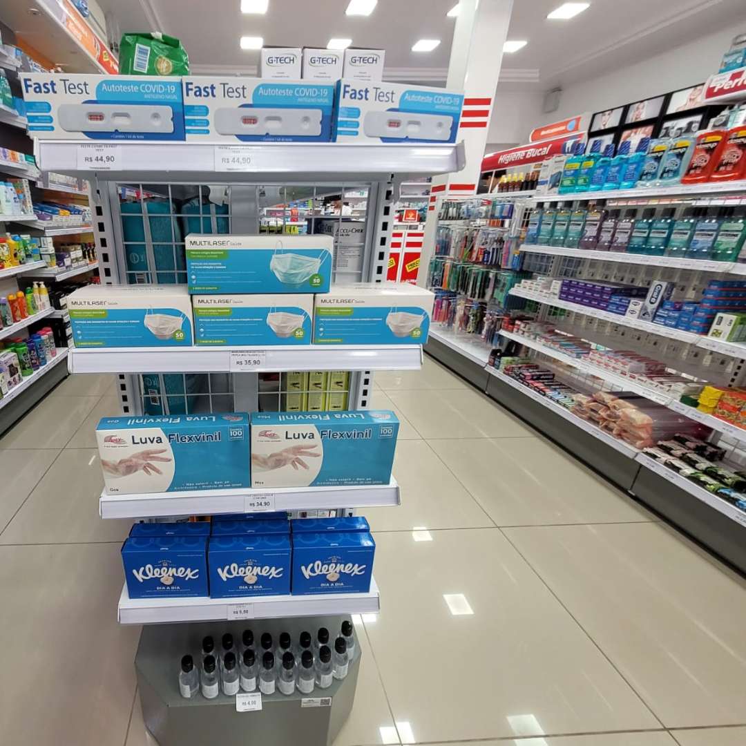 Interior espaçoso e organizado da Drogaria Farmelhor